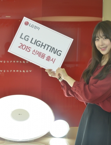 LG전자가  에너지 소비는 줄이고, 수명은 늘린 LED 조명 3종을 9월 중 출시한다. 이번에 출시하는 조명은 LED 방등 1종과 LED 다운라이트 2종이다. 모델이 LED조명 신제품과 함께 포즈를 취하고 있다