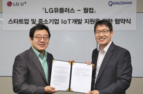 LG유플러스 용산 신사옥에서 열린 ‘스타트업 및 중소기업 IoT개발 지원을 위한 협약식’ 에서 LG유플러스 김선태 부사장(왼쪽)과 퀄컴코리아 이태원 부사장(오른쪽)이 업무협약을 맺고 있다