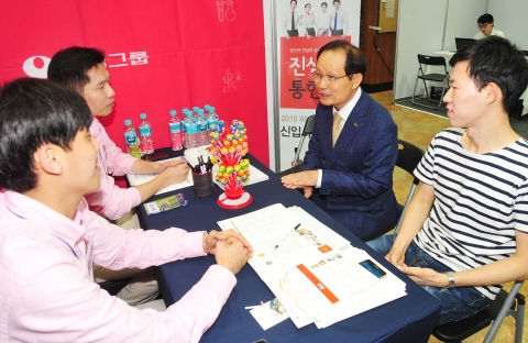 건국대가 국내외 70개 기업을 초청해 2015 KU 잡페어(KU JOB FAIR) 취업박람회를 개최했다