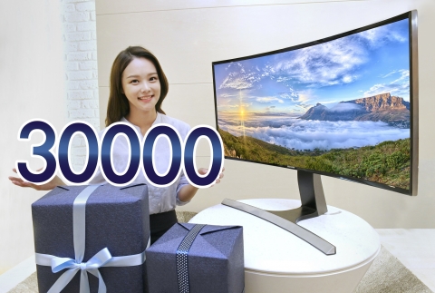삼성전자가 올해 커브드 모니터 판매 3만대 돌파를 기념하며 10월 말까지 사은행사를 실시한다.