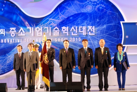 제16회 중소기업기술혁신대전에서 기술보호 분야 대통령 표창을 받은 티모넷 IT Mobile 부문장인 정희원 부사장(우측 4번째)