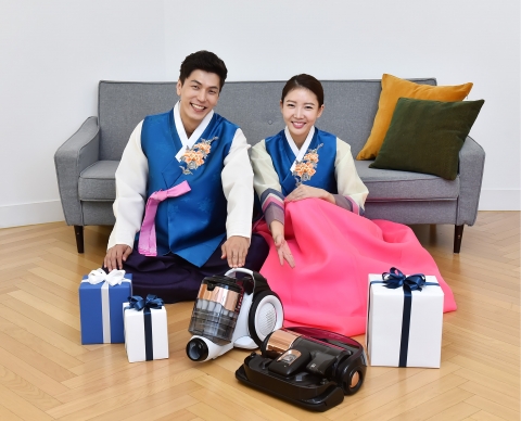 삼성전자 모델들이 13일 다가오는 추석을 맞이해 삼성전자가 9월 30일까지 실시하는 프리미엄 진공·로봇청소기 할인 이벤트를 소개하고 있다