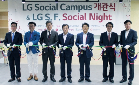 LG전자가 사회적경제 조직에게 사무공간을 무상 임대하기 위해 고려대학교 안암캠퍼스 산학관 내에 LG소셜캠퍼스를 마련하고 11일 오후 개관식을 열었다