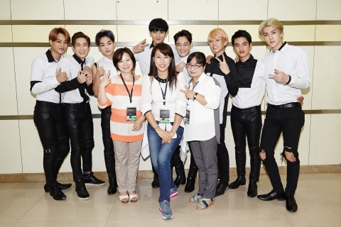 12일 중국 충칭에서 열린 EXO 콘서트에 통역사로 고용돼 함께한 결혼이주여성들과 EXO 멤버들이 기념 사진을 촬영하고 있다