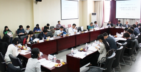 통일인문학세계포럼에 참가한 한중일 학자 50여 명이  동아시아 전통문화와 현대적 가치–전통문화에 대한 현대적 조명과 민족의 화합을 주제로 연구발표와 토론을 하고 있다