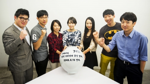 미래세대 열린광장 토론회에 참가할 청년 대표들이 2045년의 꿈과 비전을 담는 타임캡슐 항아리 앞에서 포즈를 취하고 있다