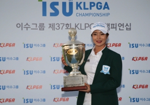 건국대 출신 프로골퍼 안신애가 경기도 여주 페럼클럽(파72·6680야드)에서 열린 이수그룹KLGPA(한국여자프로골프) 챔피언십에서 생에 첫 메이저 대회 정상에 올랐다