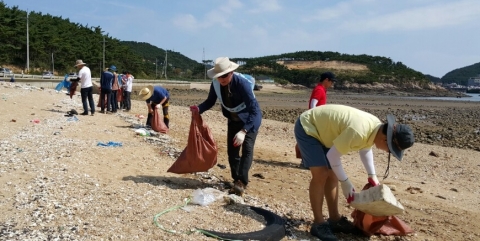 충남연구원 서해안기후환경연구소가 해양쓰레기 수거 봉사활동을 실시했다