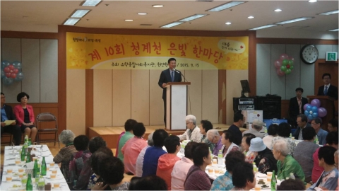 지난 15일 열린 청계천 은빛한마당 행사에서 박천희 원앤원(주) 대표이사가 개회사를 낭독하고 있다