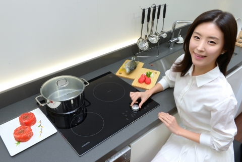 삼성전자 모델이 인덕션 1구와  라디언트 2구의 화구를 하나의 제품에 적용해 화재나 화상의 위험을 줄이고, 유해가스 걱정 없이 건강하고 편리하게 요리 할 수 있는 삼성 전기레인지 하이브리드 빌트인 타입을 소개하고 있다