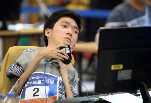 제32회 전국장애인기능경기대회 컴퓨터프로그래밍 직종에 출전한 선수가 경기에 열중하고 있다