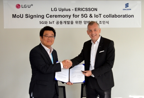 스웨덴 스톡홀름 에릭슨 본사에서 LG유플러스 김선태 SD본부장(CTO) (左)와 에릭슨 울프 에발손(Ulf Ewaldsson) 최고기술경영자(CTO) (右) 가 업무협약 체결 후 포즈를 취하고 있다