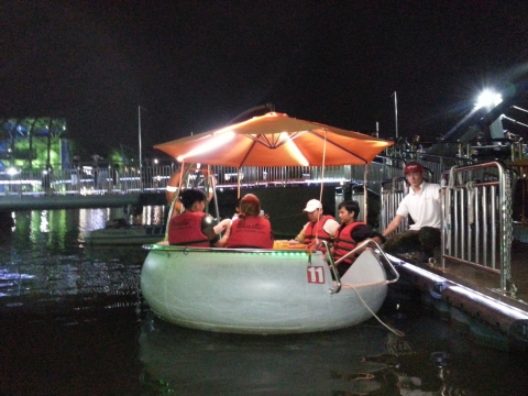 추석에 서울투어 나선 고양 이민자 통합센터 이민자들이 한강에서 tubester를 타고 나가고 있다