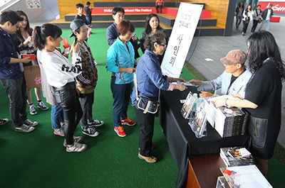 본북스가 제20회 부산국제영화제와 함께 북라운지를 운영한다