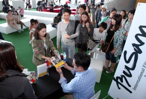 본북스가 제20회 부산국제영화제와 함께 북라운지를 운영한다