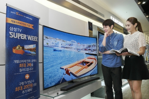삼성전자 모델들이 1일 논현동 삼성 디지털프라자 강남본점에서 정부의 개별소비세 인하를  기념하는 삼성전자 S 골드러시 TV SUPER WEEK 프로모션을 소개하고 있다.