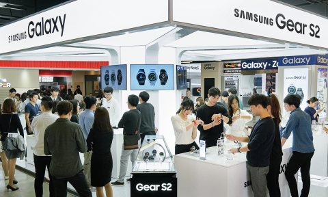 서울 삼성동 코엑스몰에 위치한 갤럭시 스튜디오에서 많은 소비자들이 기어 S2를 혁신 기능을 체험하고 있다