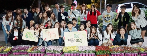 건국대 학생들의 게릴라가드닝 동아리 쿨라워 학생들이 이번엔 야간에 광진구 곳곳 버스정류장 인근 거리 공터에 꽃을 심는 야간 게릴라가드닝을 펼쳤다