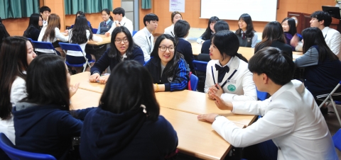 건국대학교 학생홍보대사 건우건희는 지난 1일 서울 강동구 상일여자고등학교를 방문해 건국대학교를 꿈꾸다를 주제로 고3 수험생들에게 학교를 소개하고, 수시와 수능 등 입시 준비를 격려하는 행사인 찾아가는 캠퍼스투어를 진행했다