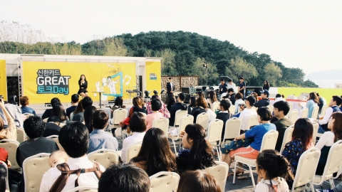 신한카드는 10월 3일 부산 더 베이 101에서 ‘신한카드 루프라운지’를 운영했다. 이 날 700여명의 시민과 부산영화제 관객들이 토크 프로그램, 바닐라 어쿠스틱의 공연을 함께 했다.
