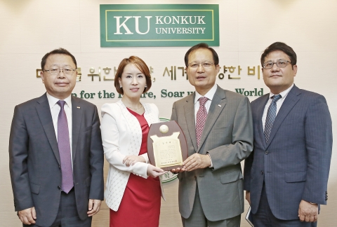 건국대학교는 한국피부임상과학연구소 안인숙 소장이 학교 발전기금으로 5,000만원과 장학기금 5,000만 원 등 1억 원을 기부했다고 4일 밝혔다. 지난 2일 서울 광진구 능동로 건국대 행정관에서 열린 장학기금 기부식에서 안인숙 소장(왼쪽)이 송희영 총장(오른쪽)에게 발전기금을 전달한 후 기념촬영을 하고 있다.
