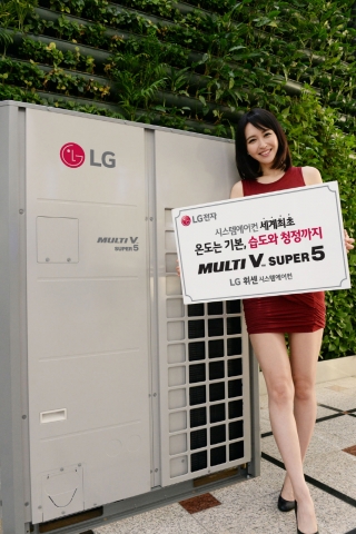 서울 영등포구 여의도동 소재 LG트윈타워에서 모델이 시스템에어컨 세계 최초로 습도까지 감지하는 LG전자 멀티브이 슈퍼5를 소개하고 있다