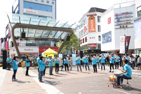 지난 3일 대구 동성로에서 2015 전국생활문화제의 사전홍보단인 브라스밴드가 연주를 선보이고 있다