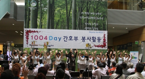 건국대학교병원 간호부는 천사의 날을 맞아 지난 2일 서울 광진구 능동로 건국대병원 피아노광장에서 병원 내원객과 환자 가족 등 시민들을 대상으로 혈압측정과 건강 상담 봉사활동을 실시했다