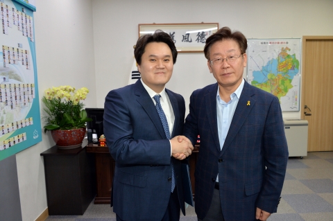 2015년 10월1일 성남시청에서는 성남시 공공데이터 및 민간빅데이터 활용과제 공모전 시상식을 개최하였고 이재명 성남시장이 직접 상장을 수여하였다