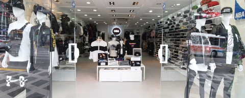 캐주얼 패션 기업 엠케이트렌드의 멀티 스트릿 캐주얼 브랜드 NBA가 지난 1일 한국과 중국, 양국에서 총 160개 매장을 오픈했다
