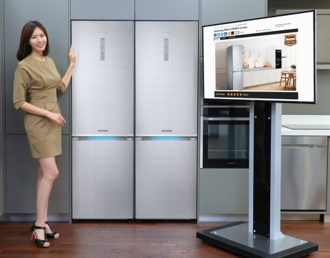 삼성전자 모델이 6일 삼성전자 수원사업장 생활가전동 프리미엄하우스에서 영국 최고 권위의 제품 평가 전문매체 트러스티드 리뷰 평가에서 10점 만점을 획득하며 에디터스 초이스에 선정된 삼성 셰프컬렉션의 상냉장 하냉동 2도어 냉장고를 소개하고 있다