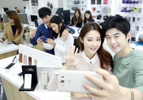 LG전자가 8일 전략 스마트폰 ‘LG V10’을 국내 이동통신 3사를 통해 출시한다. 이 제품의 국내 출고가는 799,700원이다. LG V10은 세계최초로 듀얼 셀피 카메라와 세컨드 스크린 등을 적용해 사용자의 비주얼 경험을 강화한 것이 특징이다.