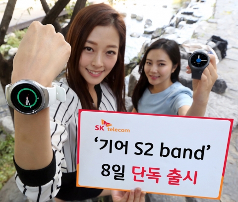 SK텔레콤 모델이 기어 S2 band를 착용 후 소개하고 있다