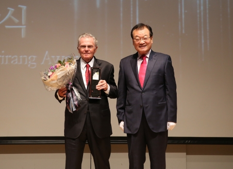 제1회 서울아리랑상 시상식에서 기념 사진촬영을 하고 있는 브루스 헐버트(좌)와 윤영달 서울아리랑페스티벌 조직위원장(우)