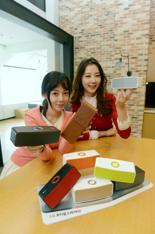 LG전자 모델이 11일 탁월한 휴대성과 다양한 색상을 갖춘 포터블 스피커 신제품을 소개하고 있다