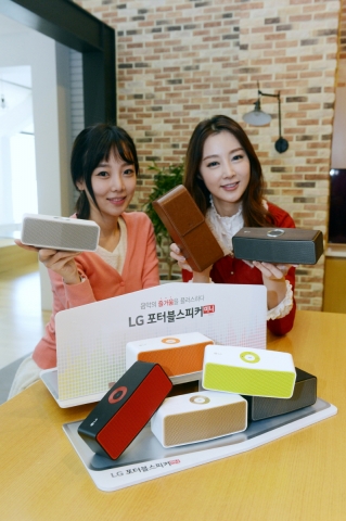 LG전자 모델이 11일 탁월한 휴대성과 다양한 색상을 갖춘 포터블 스피커 신제품을 소개하고 있다