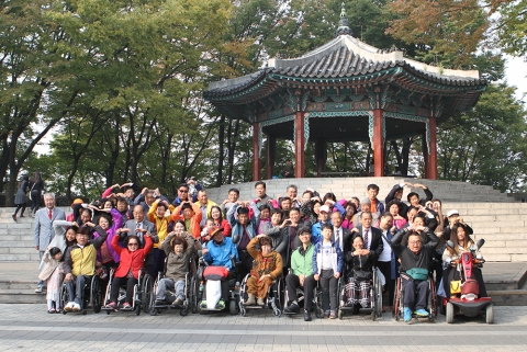 2015 중증장애인배우자초청대회 참가자들이 기념촬영을 하고 있다