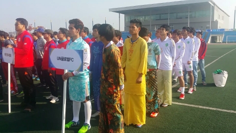 전국직장인 축구대회에 초청받아 참가한 유엔글로벌FC가 하남종합운동장에서 전통의상을 입고 입장식을 준비하고 있다