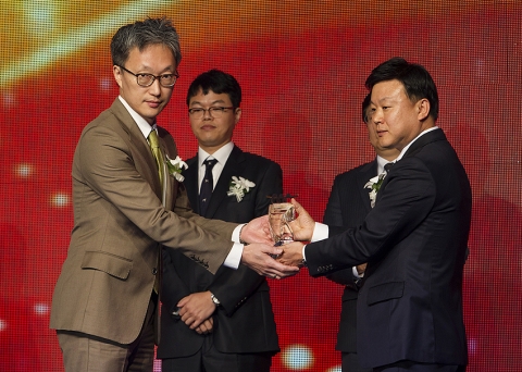 고어코리아 백한승 컨트리리더가 2015 대한민국 일하기 좋은 100대 기업 외국계 기업 부문 본상을 수상하고 있다.