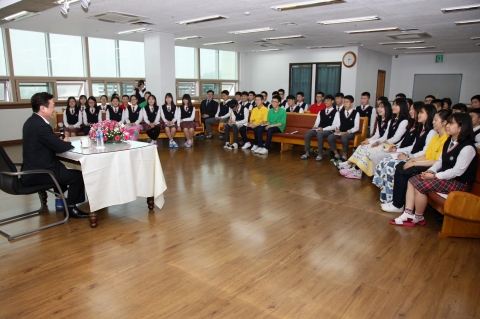 링컨하우스청주스쿨은 21일 충청북도 교육청 김병우 교육감을 초청해 강연을 진행하였다.