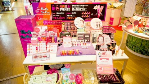 At Skin Garden,Korean cosmetics concept store in Shinjuku, Japanese customer demand for ‘Berrisom Lip Tint Pack’ surged after it was introduced in Japanese TV show.