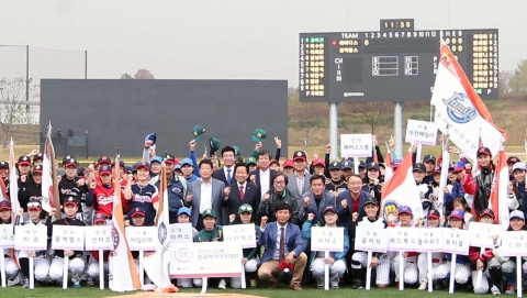 LG전자가 후원하는 2015 LG배 한국여자야구대회가 개막했다. 24일 경기 이천에서 열린 개막식에서 주요관계자들과 선수들이 기념촬영을 하고 있다