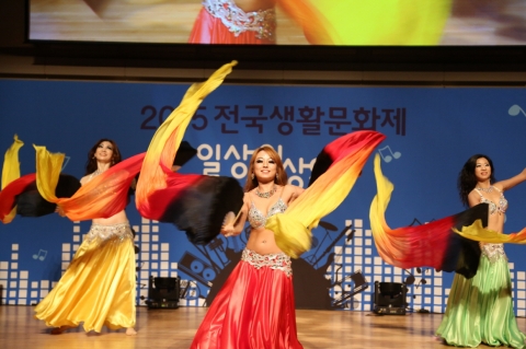 24일 서울 강북구 북서울꿈의 숲에서 열린 2015전국생활문화제에 참가한 동호회 ‘카밀라 폴 앤 밸리댄스’ 팀이 열정적인 공연을 펼치고 있다.