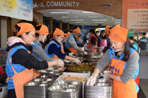 한국교직원공제회 임직원들이 29일, 서울 동대문구에 위치한 밥퍼나눔운동본부에서 어려운 이웃들에게 무료 급식 봉사를 하고 있다.