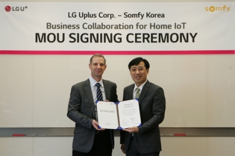 파스칼 자케 아시아태평양 솜피 지사장(왼쪽)과 안성준 LG유플러스 컨버지드홈사업부 전무가 홈 IoT 솔루션 제공을 위한 협약을 체결했다