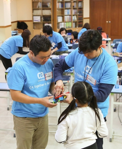 한국 CA 테크놀로지스 임직원들은 30일 서울 동대문구에 위치한 동대문종합사회복지관을 찾아 저소득층 아이들을 위한 EQ 로봇 만들기 과학 교실을 진행했다