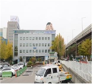 도로교통공단이 운전자들의 안전하고 바람직한 운전문화를 만들기 위해 교통안전조형물을 설치하였다