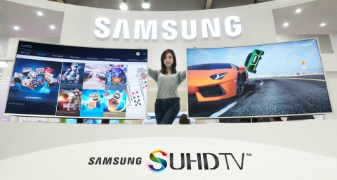 삼성전자 모델이 12일부터 15일까지 부산 벡스코에서 열리는 국내 최대 게임 전시회인 지스타 2015에서 삼성 SUHD TV로 즐기는 게임 서비스를 소개하고 있다.