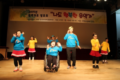 11월20일 순천문화예술회관 소극장에서 댄스팀 팝스타의 공연이 진행되고 있다