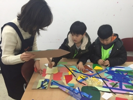 아동들이 통합문화예술교육으로 작품 만들기를 하고 있다